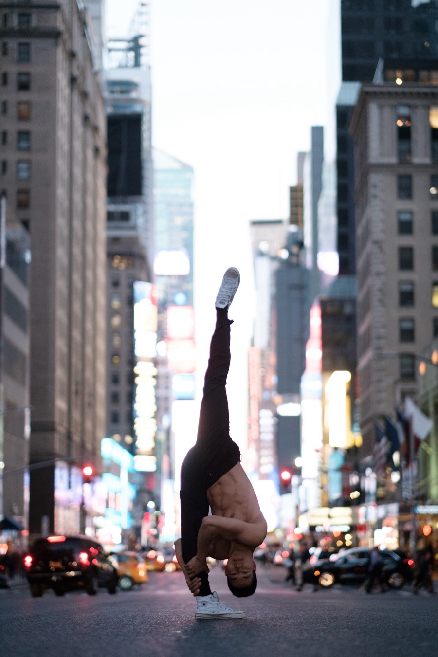 Alex Wong upside down in a split on a city street